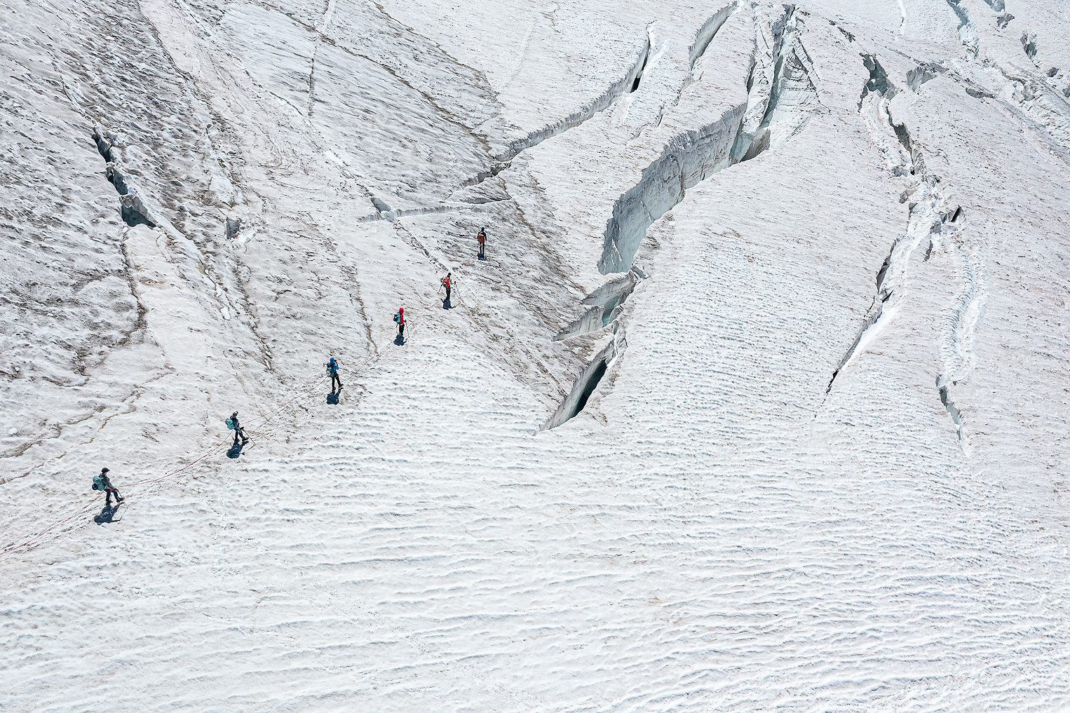 6 mountaineers hike around crevasses 